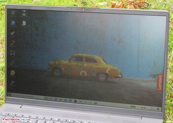Das Ideapad 5 im Freien.