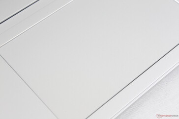 Die Zeigersteuerung gelingt mit dem ClickPad zwar gut, allerdings sind die integrierten Tasten schwammig und unzuverlässig