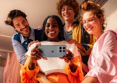 Das Motorola Moto G66j setzt auf eine bunte Rückseite mit Leder-Textur. (Bildquelle: Motorola)