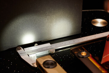 Das Fokuslicht der Arkpro Ultra im Vergleich zum generellen Licht der Arkfeld Pro. (Bildquelle: Andreas Sebayang/Notebookcheck.com)