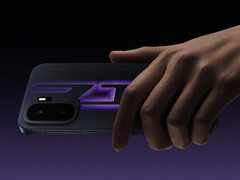 Das Ace 6 Ultra soll im weiteren Verlauf des Aprils 2026 auf den Markt kommen. Im Bild: Ein Werbe-Banner, der die Rückseite des Telefons zeigt