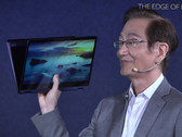 Asus Chairman Jonney Shih präsentierte das neue Asus Flip S, das dünnste Convertible bis dato.