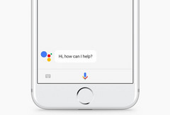 Ein ungewöhnliches Bild: Der Google Assistant wird es sich bald auch am iPhone gemütlich machen.