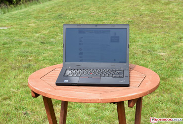 Das Lenovo ThinkPad T470p bei Sonnenschein.