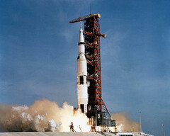 Der Computer der Apollo 11 kann einem USB-C-Ladegerät nicht das Wasser reichen. (Bild: NASA)