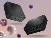 Der Revo Box mit Ryzen AI 9 465 verfügt über ein elegantes schwarzes Gehäuse. Abgebildet ist ein Werbefoto, das den Mini-PC aus verschiedenen Blickwinkeln zeigt.