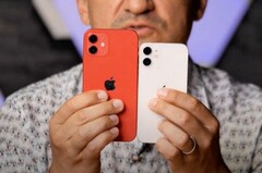 Im direkten Vergleich zeigt sich wie klein das iPhone 12 mini gegenüber dem 6,1 Zoll iPhone 12 tatsächlich ist.