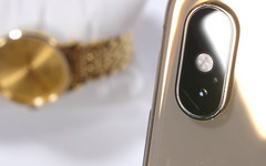 Das iPhone Xs Max wird in die Mangel genommen und entblößt im Vergleich mit einer Tissot-Uhr eine Schwachstelle.