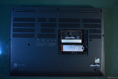 Lenovo ThinkPad P16 Gen 2: Serviceklappe entfernt