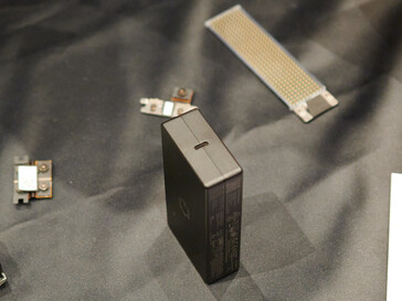 Das 180-Watt-Netzteil hat einen USB-Anschluss. (Foto: Andreas Sebayang/Notebookchec.com)