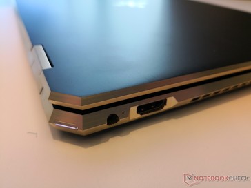 Der Power-Button sitzt an der hinteren rechten Ecke.