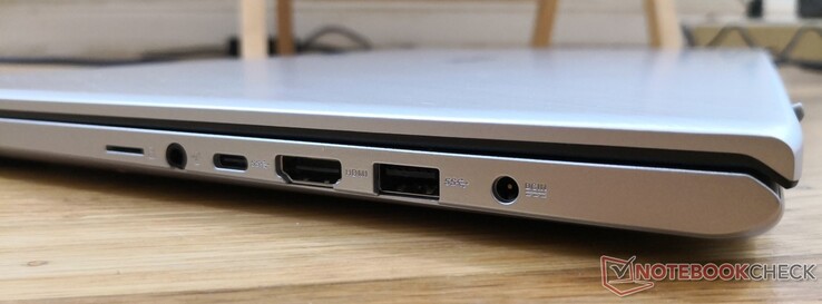Rechts: MicroSD-Reader, 3.5 mm Kombo-Audio, USB Type-C 3.1 Gen. 1 (Kein DisplayPort), HDMI, USB 3.0, Strom