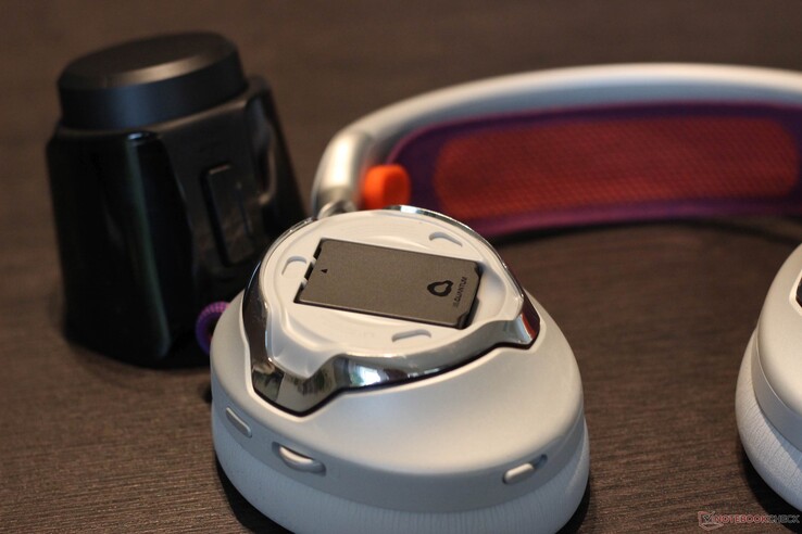 Der Akku lässt sich einfach entnehmen, links die Basisstation