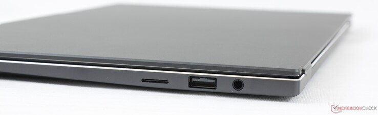 Rechts: MicroSD-Leser, USB-A 2.0, 3,5-mm-Combo-Audio