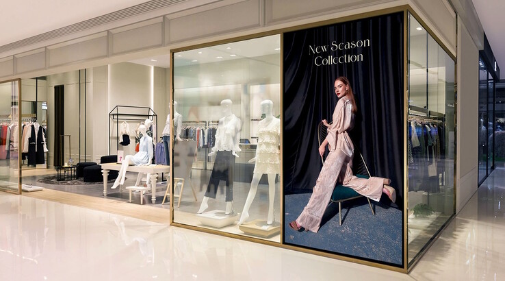 Etwa in einer Ladefront dürfte sich der Monitor gut machen (Bildquelle: Samsung)