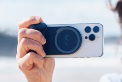 Ein Kamera-Auslöser kann beim iPhone 15 Pro schon als Zubehör nachgerüstet werden, etwa per SnapGrip. (Bild: ShiftCam)