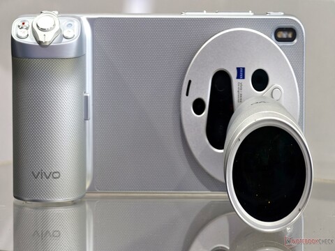 Das Vivo X300 Ultra ist am MWC 2026 bereits ausgestellt. Einige Details sind damit bestätigt.