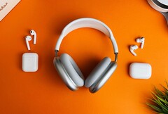 Die AirPods Pro und die AirPods Max sollen in Zukunft ebenfalls auf USB-C setzen. (Bild: Akhil Yerabati)