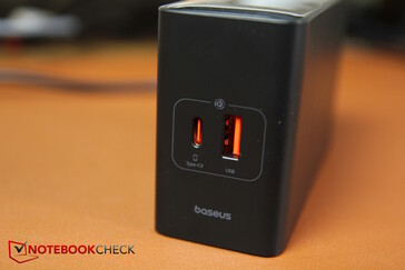 Vorne: 1x USB-C, 1x USB-A