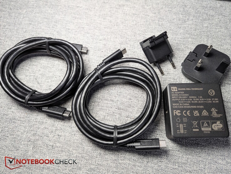 Lieferumfang: 2x USB-C-zu-C-Kabel und 1 Netzteil (EU- + GB-Adapter)