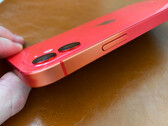 Dieses rote Apple iPhone 12 hat sich an einer Kante stark verfärbt, andere Modelle sollen ebenfalls betroffen sein. (Bild: Svetapple)