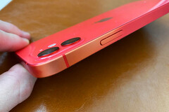 Dieses rote Apple iPhone 12 hat sich an einer Kante stark verfärbt, andere Modelle sollen ebenfalls betroffen sein. (Bild: Svetapple)