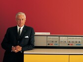 Der damalige IBM-Chef Thomas Watson Jr. stellt 1964 den System/360-Rechner vor. (Bild: IBM)