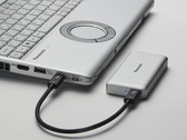 Im Marketing-Material zeigt Panasonic seine SSD mit einem Laptop im besonders charmanten Retro-Design. (Bild: Panasonic)