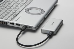 Im Marketing-Material zeigt Panasonic seine SSD mit einem Laptop im besonders charmanten Retro-Design. (Bild: Panasonic)