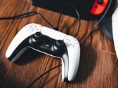 Ein PS5-Controller neben einer Nintendo Switch.