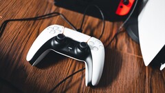 Ein PS5-Controller neben einer Nintendo Switch.