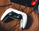 Ein PS5-Controller neben einer Nintendo Switch.