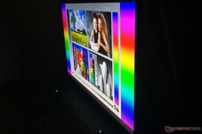 ... und von der Seite bleiben IPS-typisch sehr stabil.