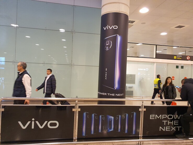 Vivo-Plakate am Flughafen von Barcelona bestätigen die Existenz eines neuen Vivo Apex-Konzeptphones.