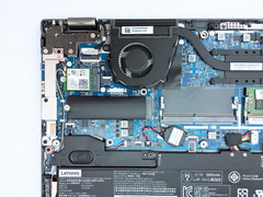 Lüfter und SSD (unter schwarzer Abdeckung)