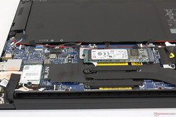 Die M.2-SSD sitzt zwischen dem Akku und der CPU.