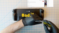 Valve warnt, dass der Akku Feuer fangen kann, wenn er beschädigt wird. (Bild: Valve)