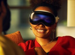 Apple Vision Pro besitzt ein Display auf der Außenseite, wodurch Personen in der Nähe sehen können, dass der Passthrough aktiv ist. (Bild: Apple)