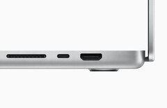 Das brandneue MacBook Pro bietet endlich wieder einen SD-Kartenleser. (Bild: Apple)