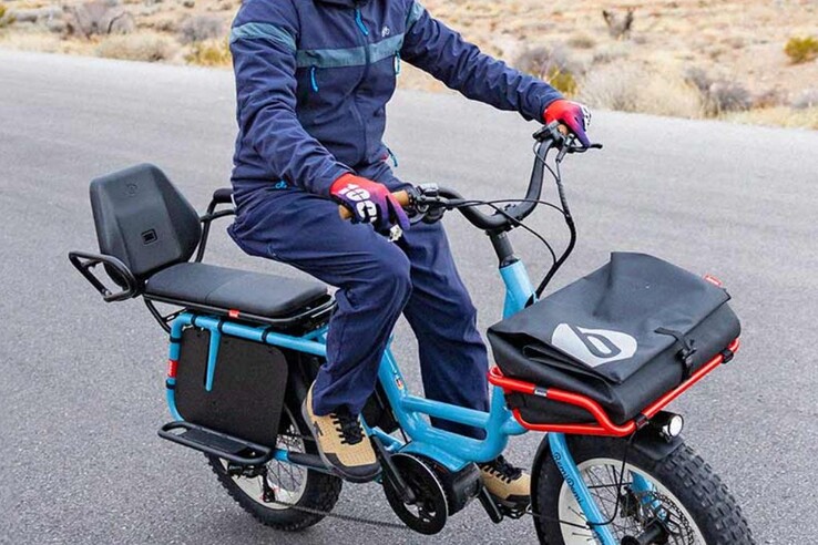 Durch die dicken Reifen lässt sich das Lastenfahrrad auch im leichtem Gelände einsetzen