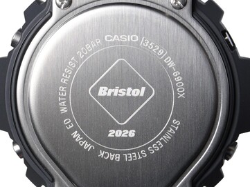 Nahaufnahme des gravierten Gehäusebodens aus Edelstahl der Casio G-Shock x F.C. Real Bristol DW-6900 mit dem Bristol-Logo und der Gravur „2026“.
