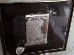 Auch die Kühlkörper der PS5 sind nicht vor den Langzeitfolgen von Gallium-Korrosion geschützt, wie diese dauerhaft beschädigte Kontaktfläche zeigt.