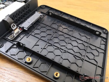 Ein 7-mm-2,5-Zoll-SATA-III-Laufwerk kann als sekundäres oder primäres Laufwerk hinzugefügt werden