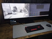 Der Innocn E49M1R zeigt eine technische Zeichnung links und Davinci Resolve rechts