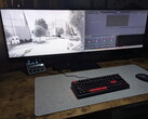 Der Innocn E49M1R zeigt eine technische Zeichnung links und Davinci Resolve rechts