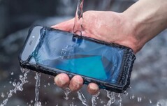 Wasser, Sand und Stürze sollen dem Oukitel WP12 nichts ausmachen. (Bild: Oukitel)