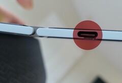 Das Gehäuse des Microsoft Surface Duo besitzt offenbar eine Schwachstelle rund um den USB-C-Anschluss. (Bild: u/foganime, Reddit)