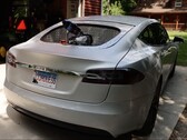 Ein Modder hat sein Tesla Model S mit einem Benzingenerator bestückt um die Reichweite des Elektroautos zu verlängern (Bild: Warped Perception)