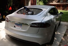 Ein Modder hat sein Tesla Model S mit einem Benzingenerator bestückt um die Reichweite des Elektroautos zu verlängern (Bild: Warped Perception)