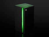 Der Xbox Mini Fridge sieht der Xbox Series X zum Verwechseln ähnlich – ob er auch ähnlich kühl läuft? (Bild: Microsoft)